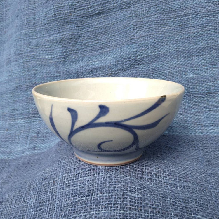 土物アクセント唐草絵茶碗 Mサイズ