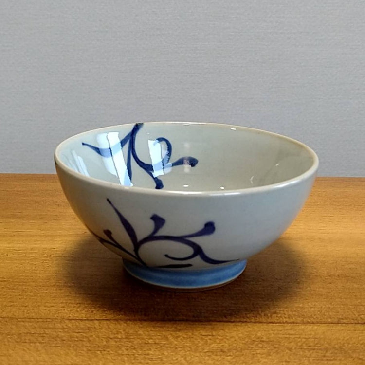 土物アクセント唐草絵茶碗 Mサイズ